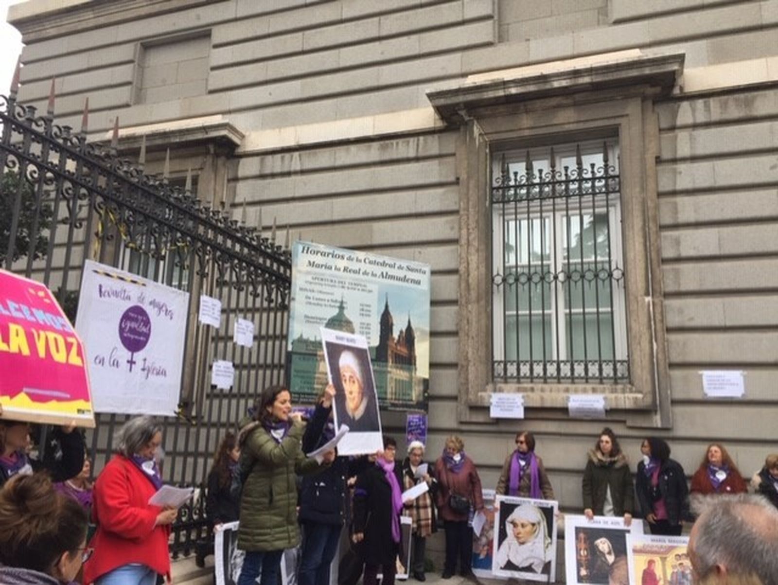 Otro momento de la "revuelta" de mujeres, a las puertas de la Almudena
