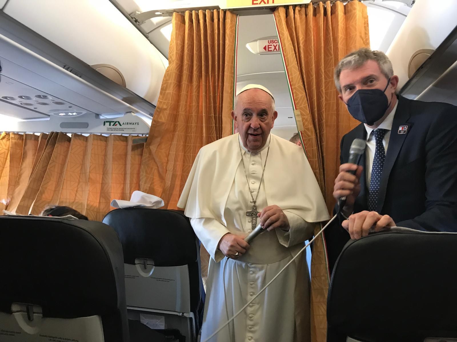 Francisco, en el vuelo papal: "Una visita a Kiev está sobre la mesa"