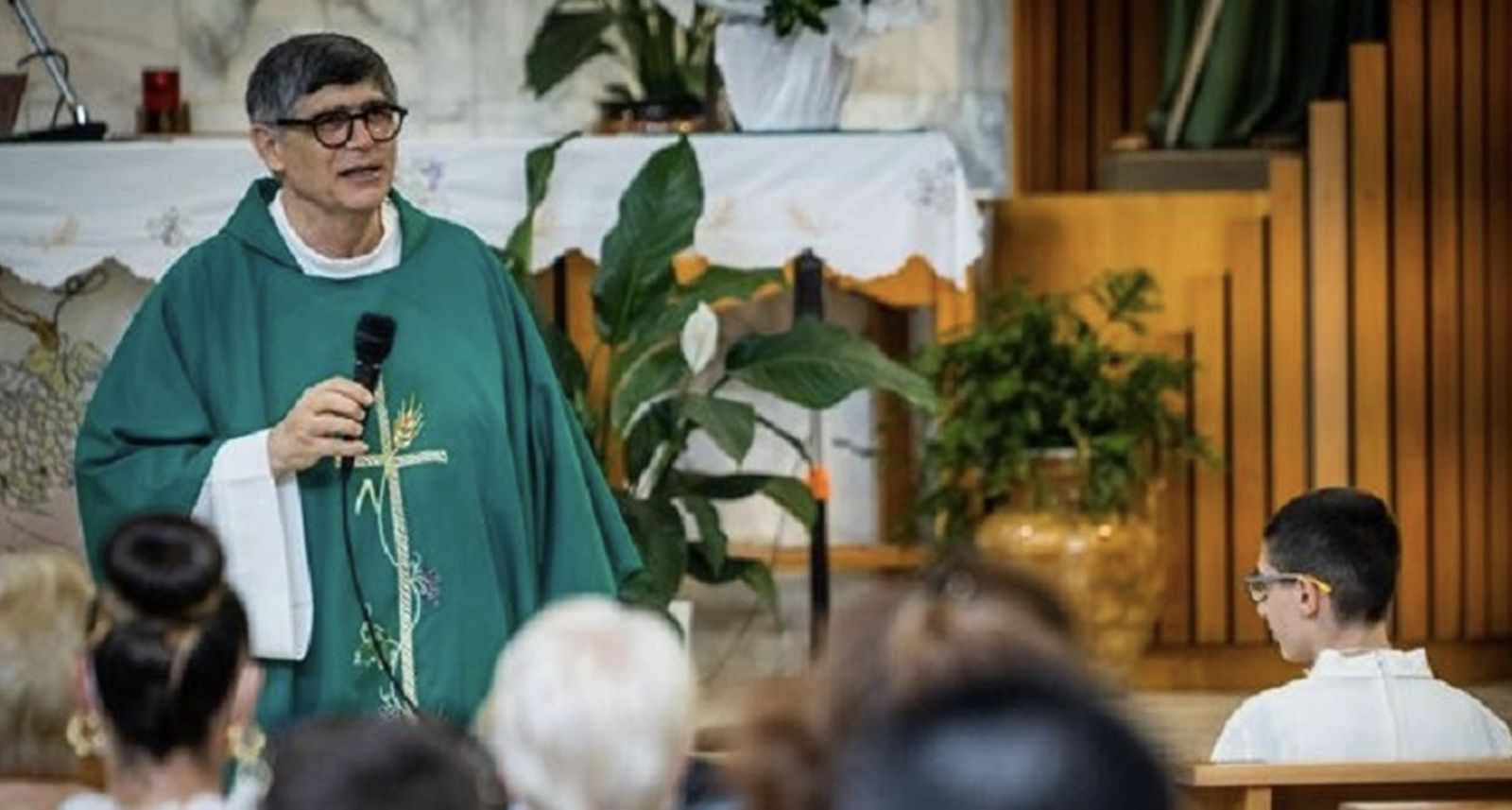 Un cura antimafia italiano recibe una bala envuelta en un pañuelo en plena comunión