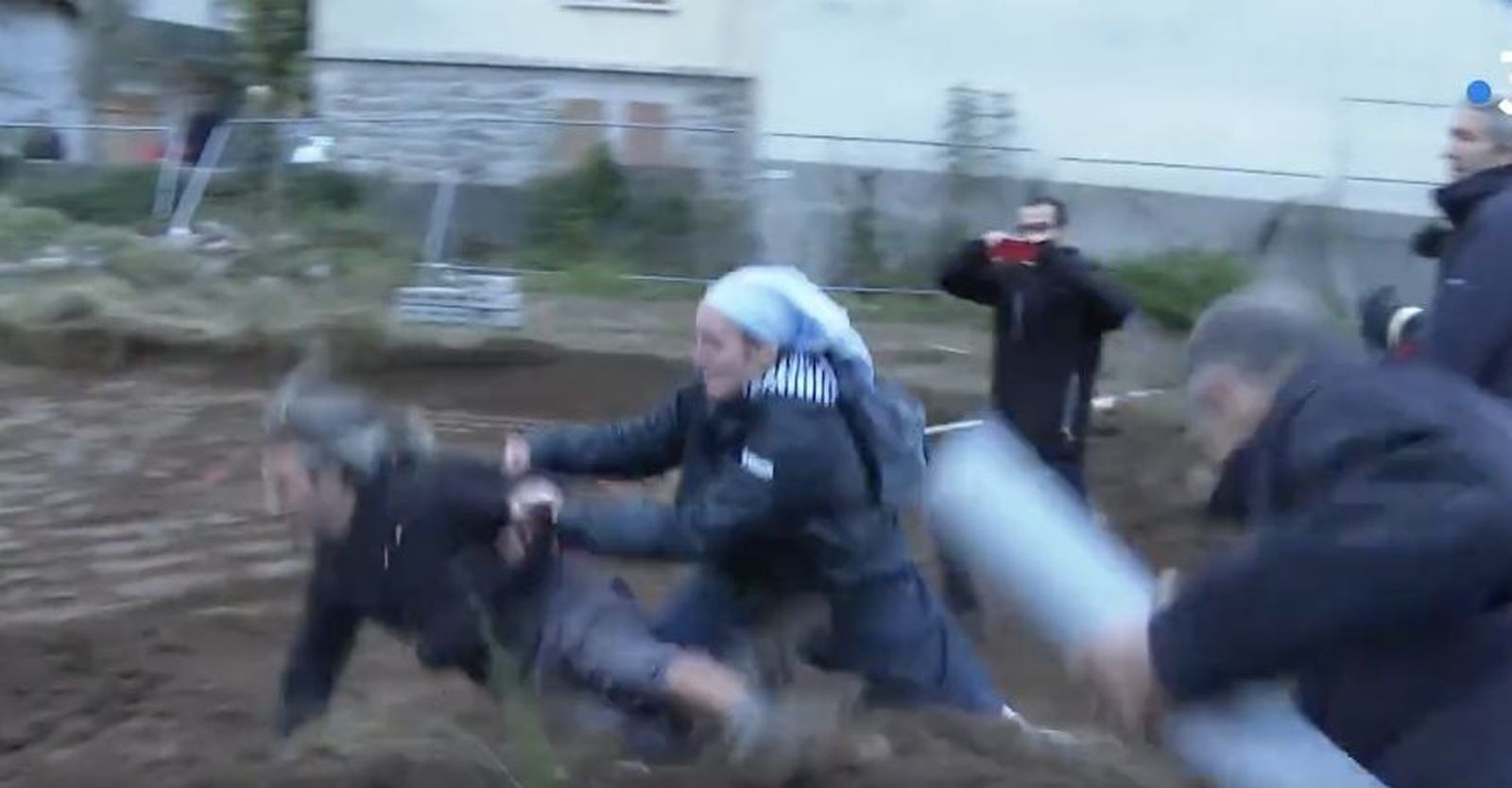 El placaje de la religiosa al activista