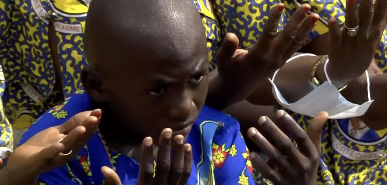 Manos en alto en el Congo