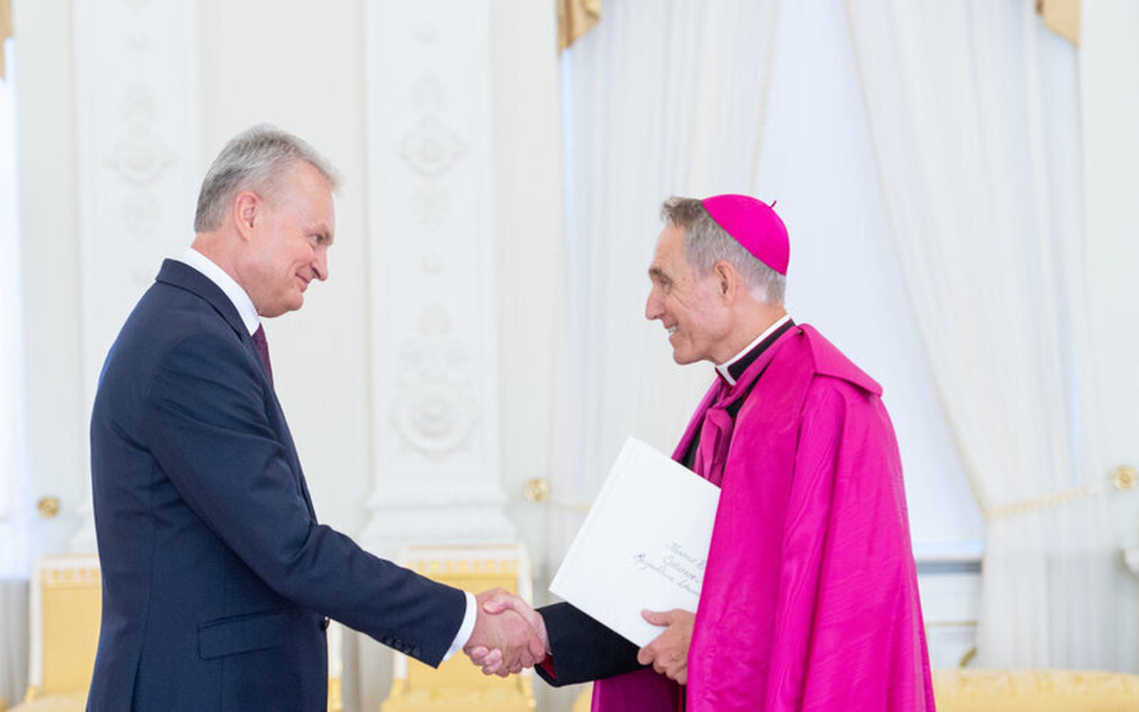 Nauseda, con Georg Gänswein