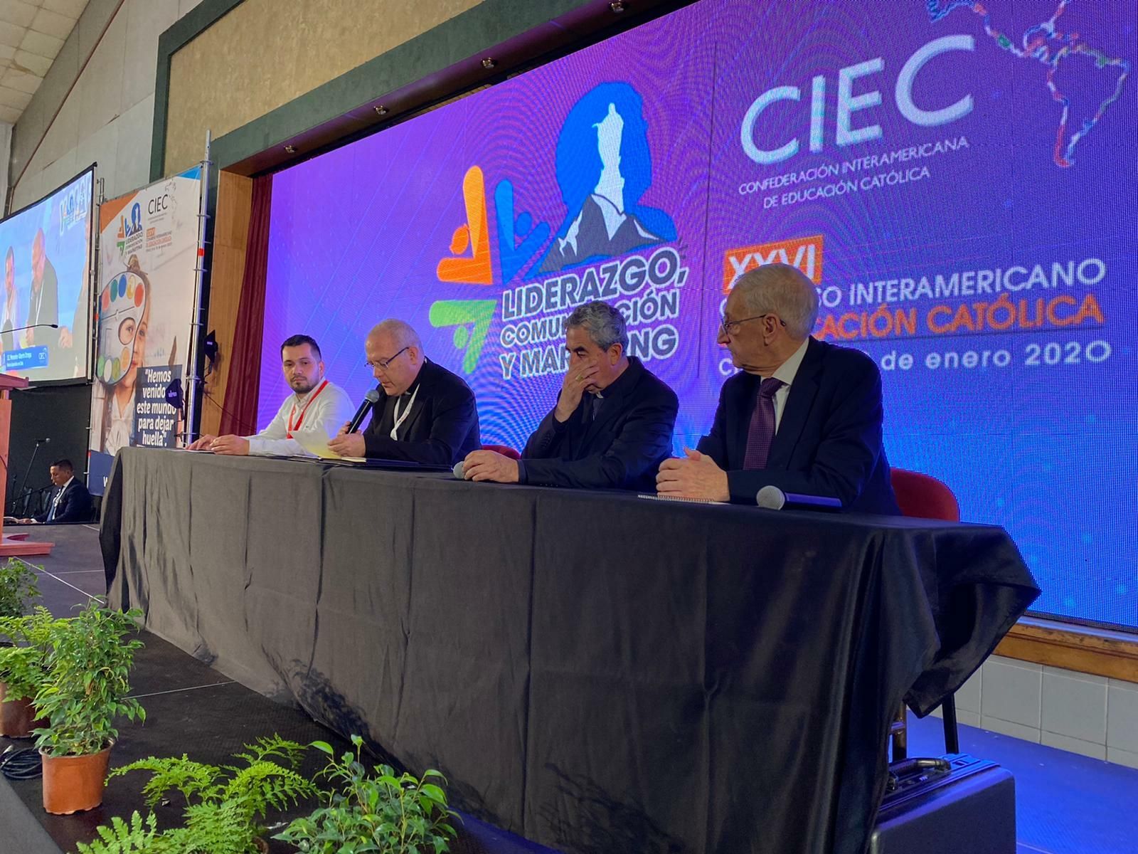 El nuncio y el presidente del Episcopado chileno, durante la inauguración del Congreso