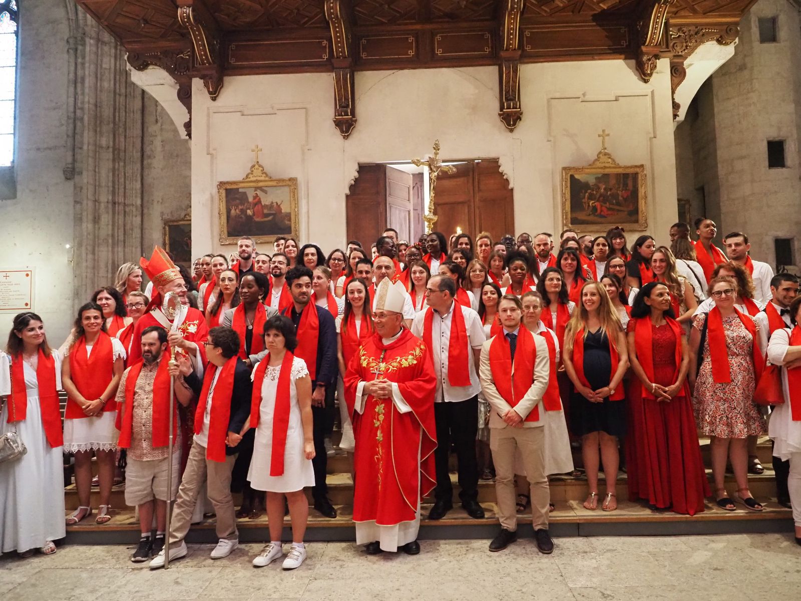 Pierre-Marie Carre, obispo de Montpellier, durante unas confirmaciones