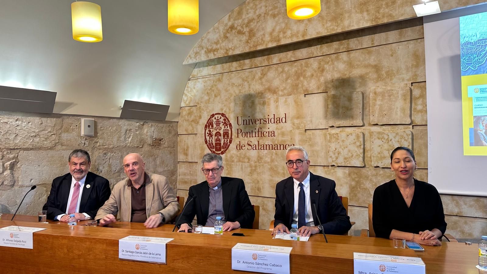 El rector, en el centro