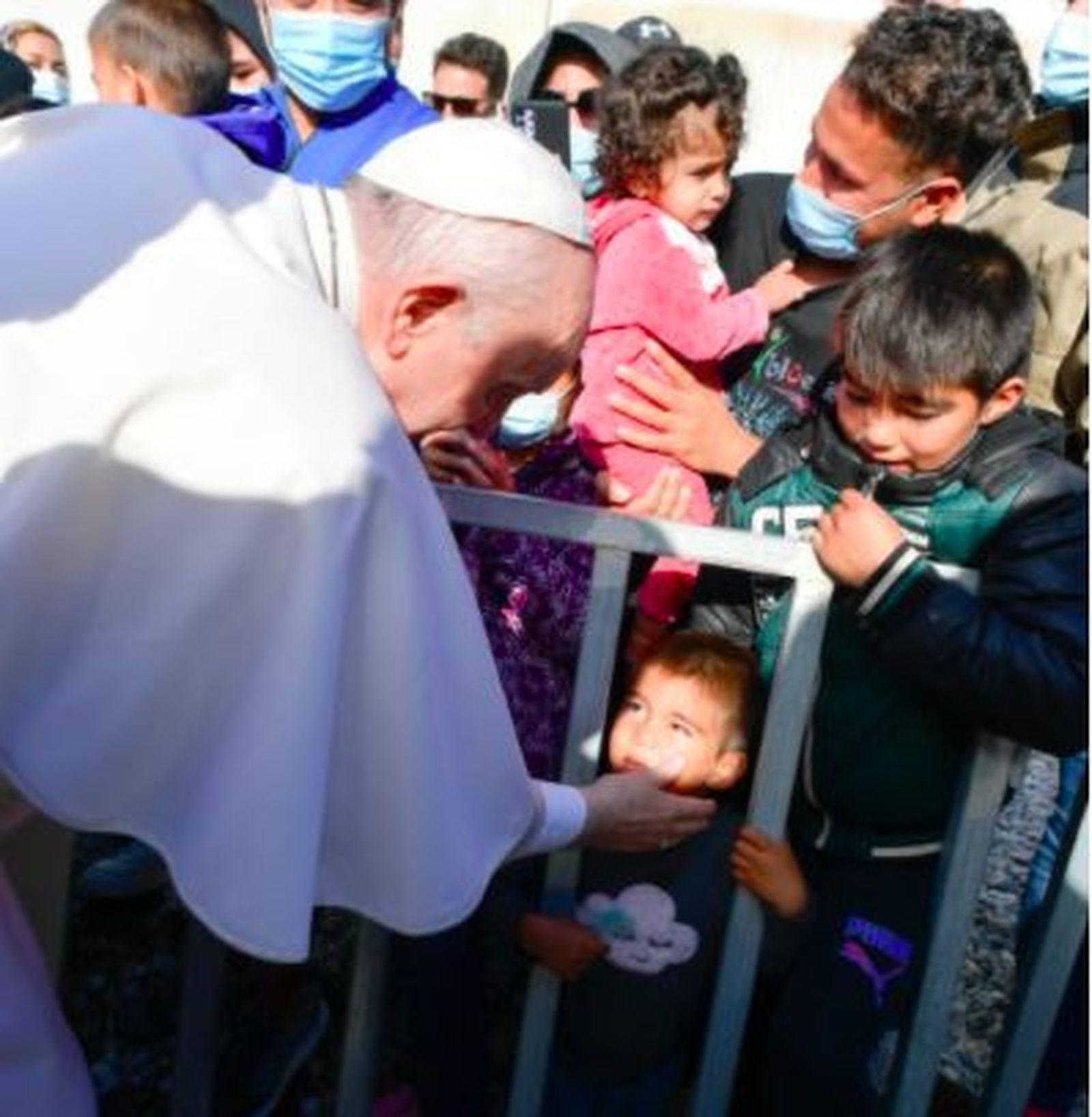 Francisco acaricia a un niño en Lesbos