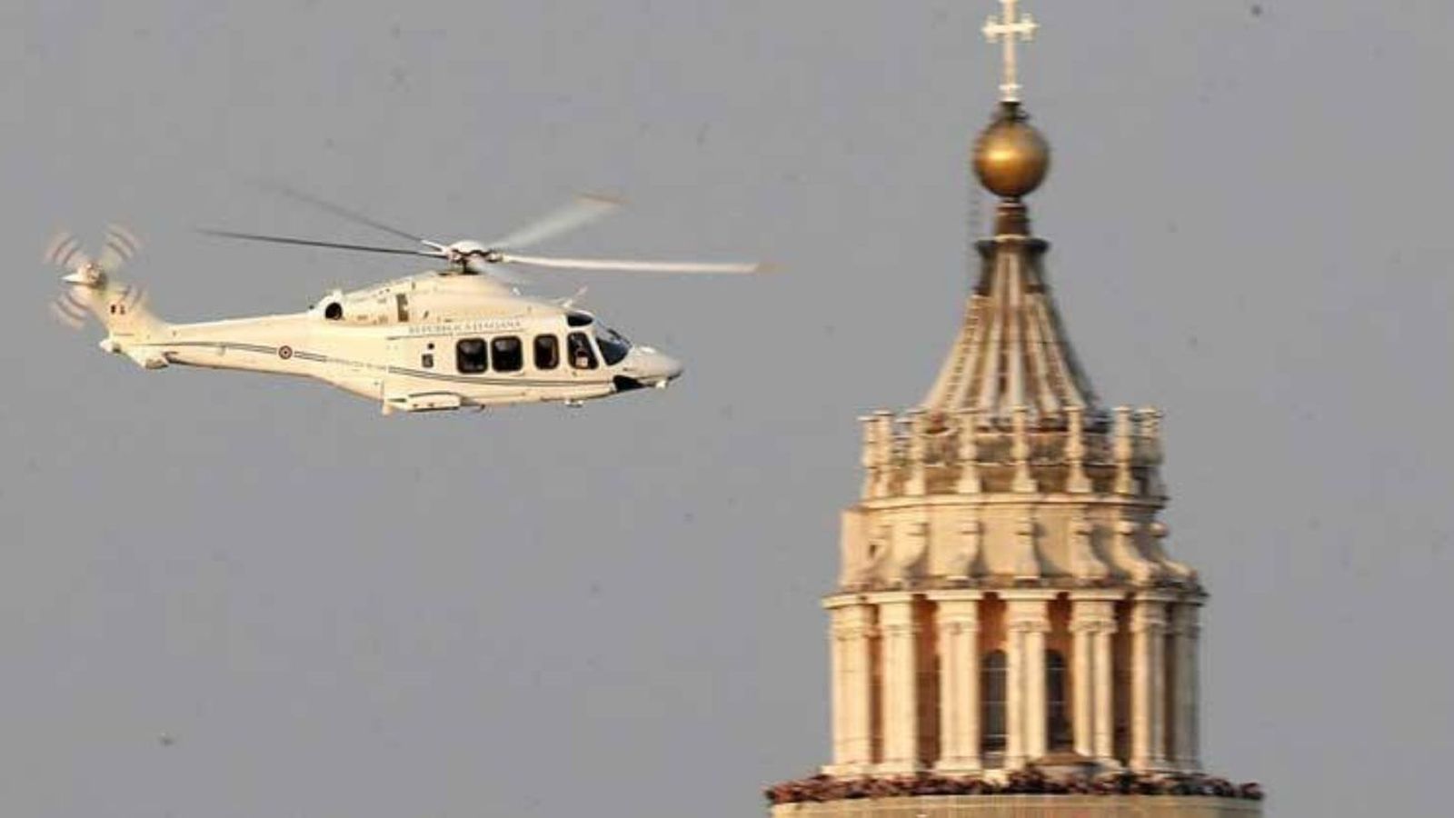 Helicóptero que lleva a Benedicto a Castelgandolfo, tras su renuncia