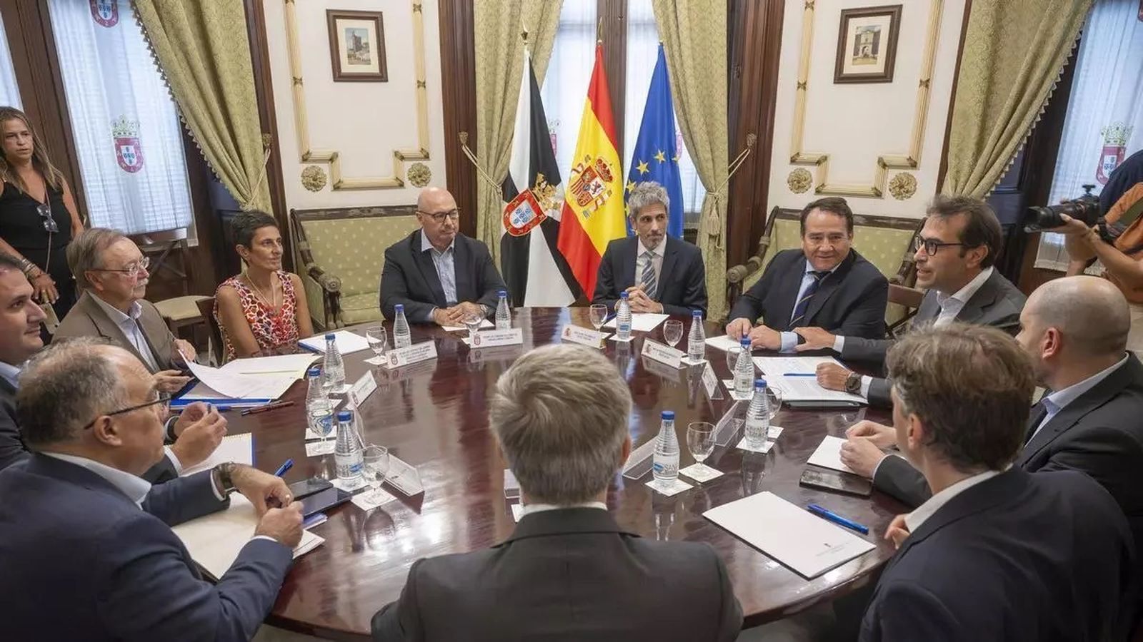 El vicepresidente primero y ministro de Economía, Comercio y Empresa, Carlos Cuerpo (d), y el presidente de Ceuta, Juan Jesús Vivas (i), durante su reunión en el Palacio de la Asamblea de Ceuta, a 24 de agosto de 2026, en Ceuta (España)