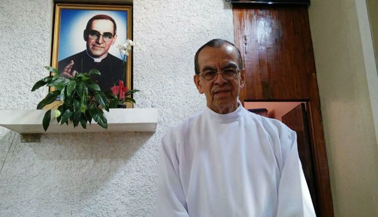 Rosa Chávez, junto a un retrato de Romero