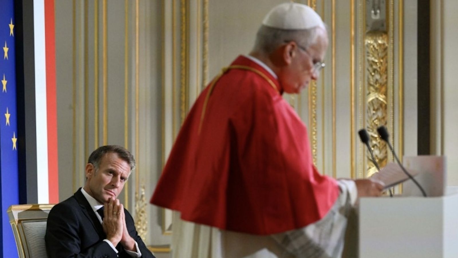 Macron escucha el discurso del Papa en el palacio del Elíseo