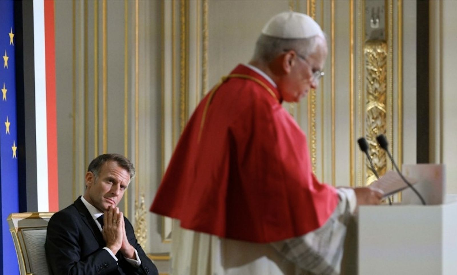 Macron escucha el discurso del Papa en el palacio del Elíseo