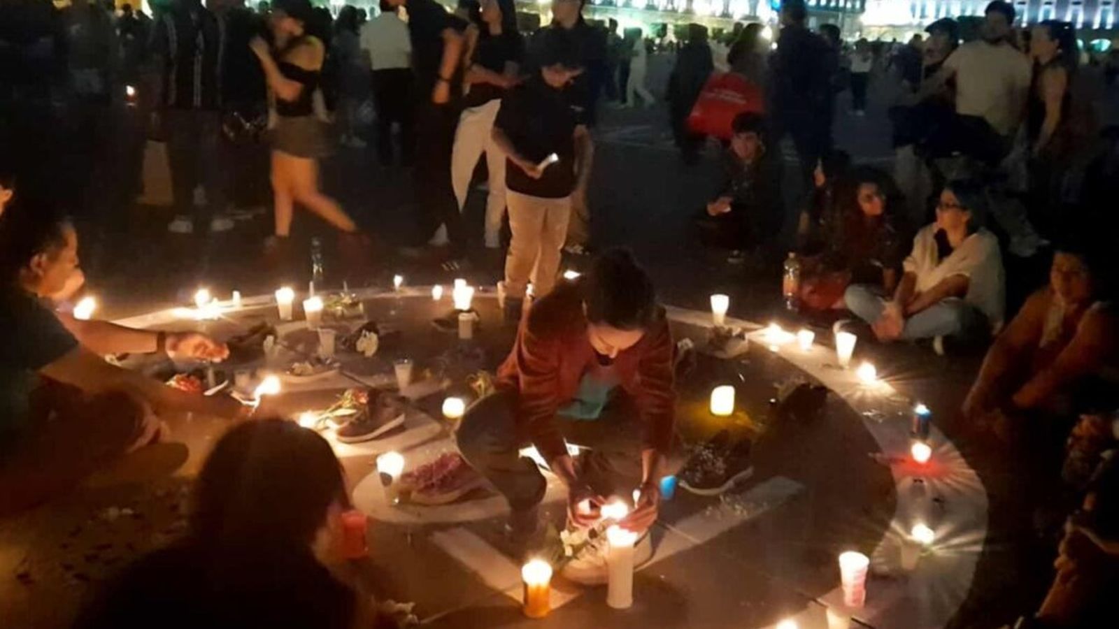 Vigilia de familias buscadioras en la catedral primada de México