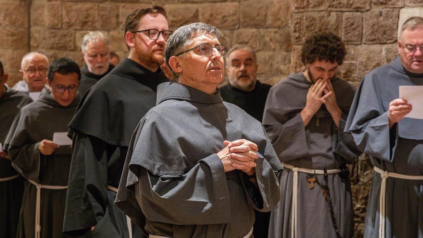 Fray Carlos Alberto Trovarelli (en el centro) en la cripta de la Basílica Inferior de Asís