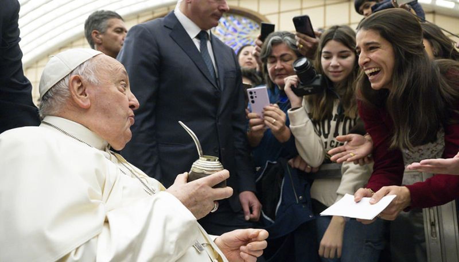 Papa Francisco bebiendo un mate