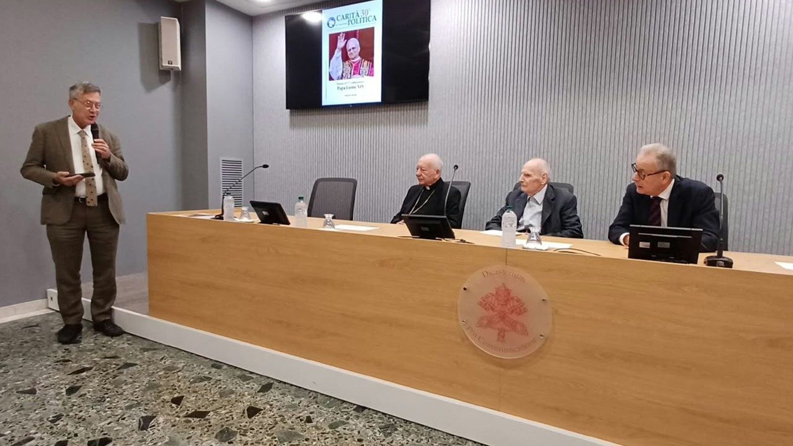 Conferencia de prensa de presentación del libro "Pensieri di 93 Ambasciatori a Papa Leone XIV"