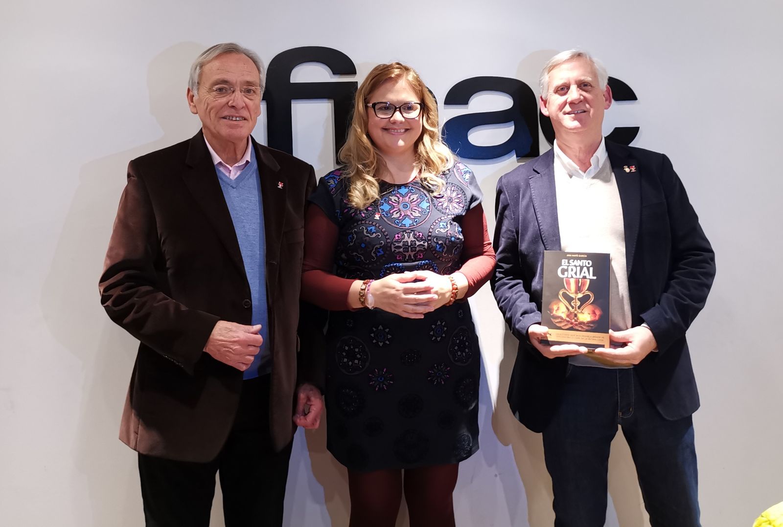 La autora con directivos de la Ruta del Santo Grial