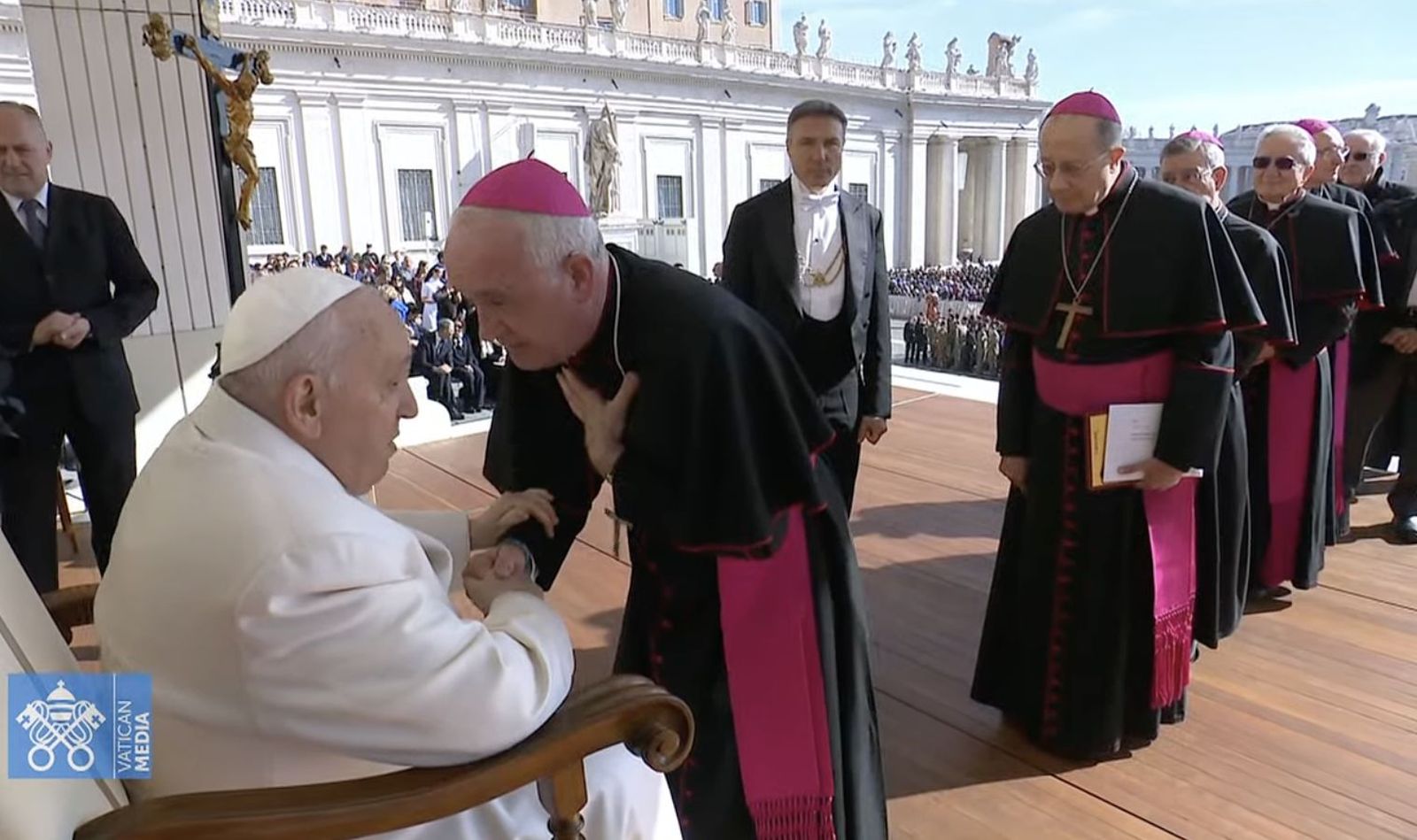 El Papa saluda a Ángel Perez Pueyo, obispo de Babastro