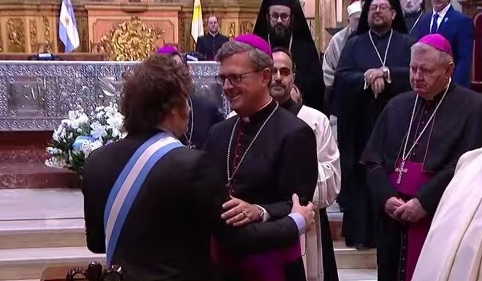 Saludo en la catedral entre García Cuerva y Javier Milei