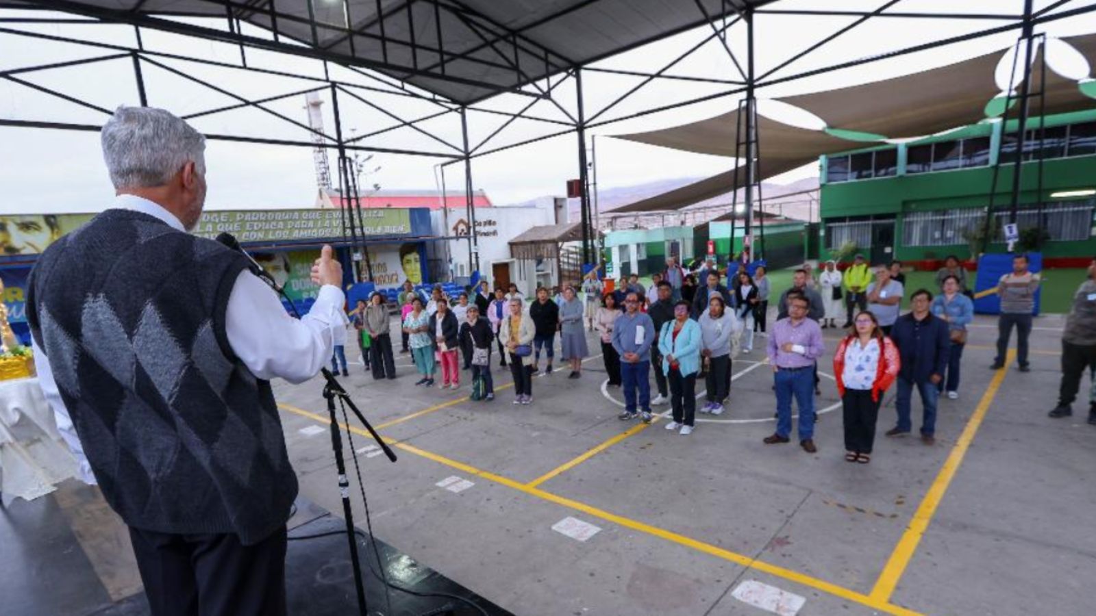 Obispo Covili anima una comunidad