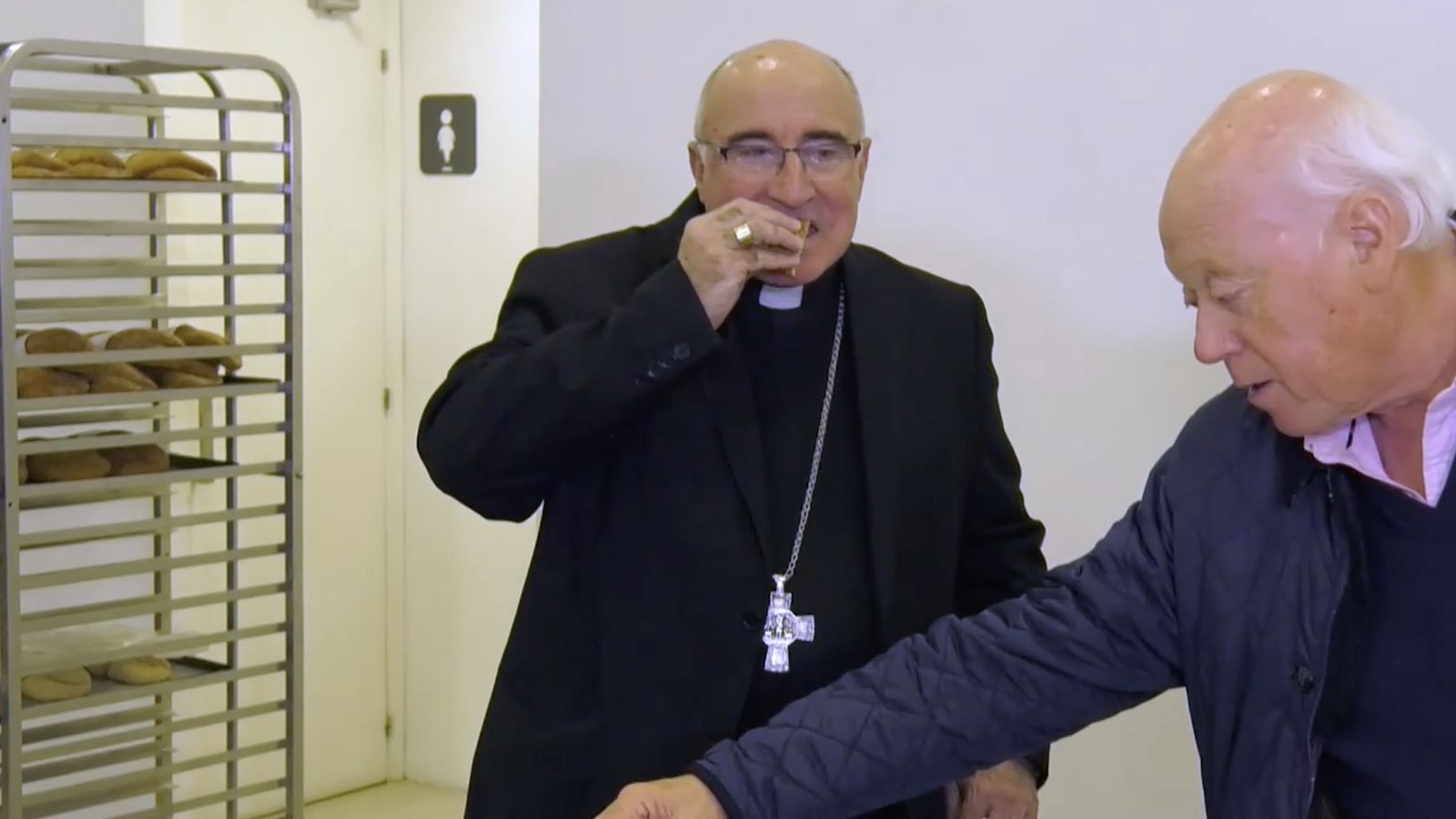 El cardenal Sturla prueba el "Pan de León XIV"