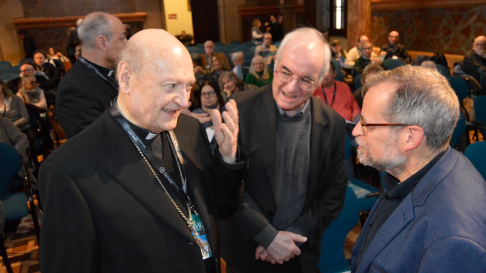 El cardenal Gianfranco Ravasi, con el rector Joan Torra y el arquitecto Jordi Faulí.