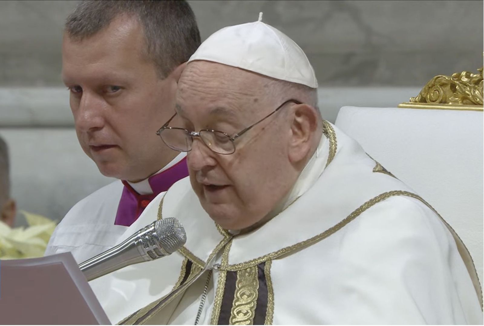 El Papa lee su homilía