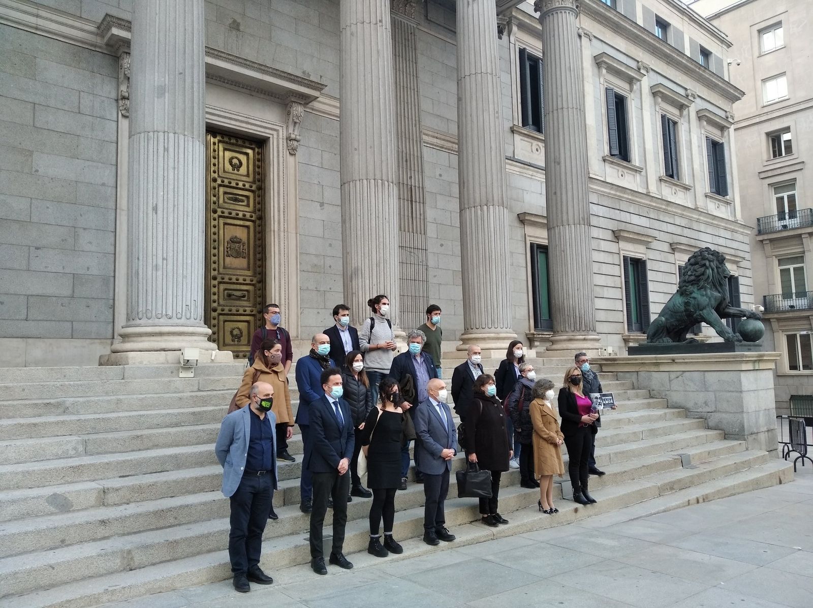 Los ponentes de la ley posan con las asociaciones por la muerte digna después de la aprobación de la norma