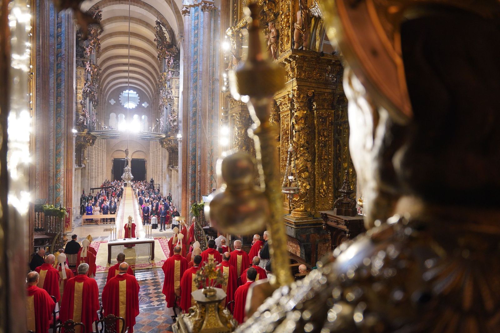 Vista de la ceremonia en la catedral de Santiago desde la perspectiva que se tiene desde la estatua del Apóstol