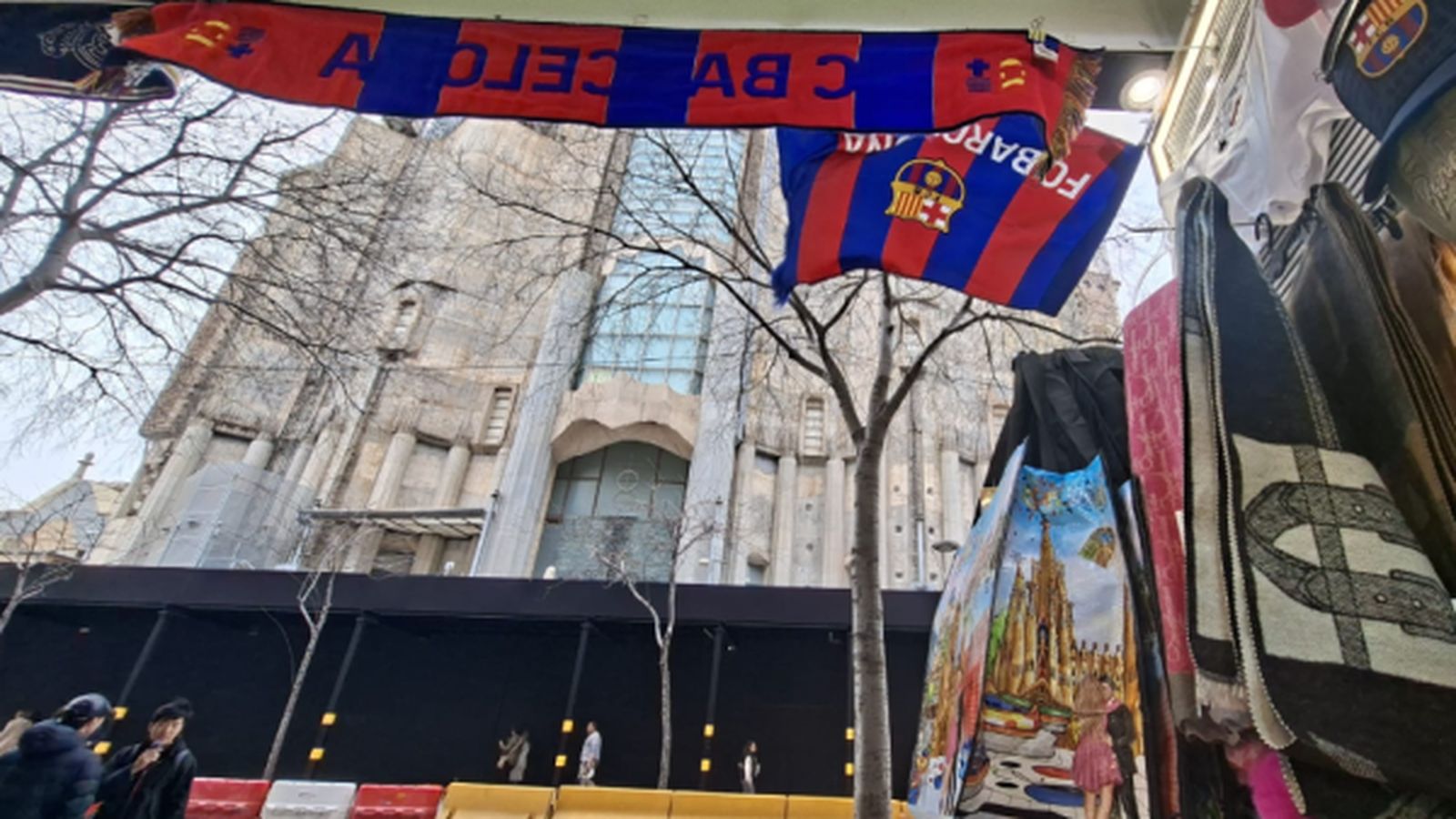 Escaparates con vista directa al templo en un tramo que podría quedar blindado durante la visita papal.
