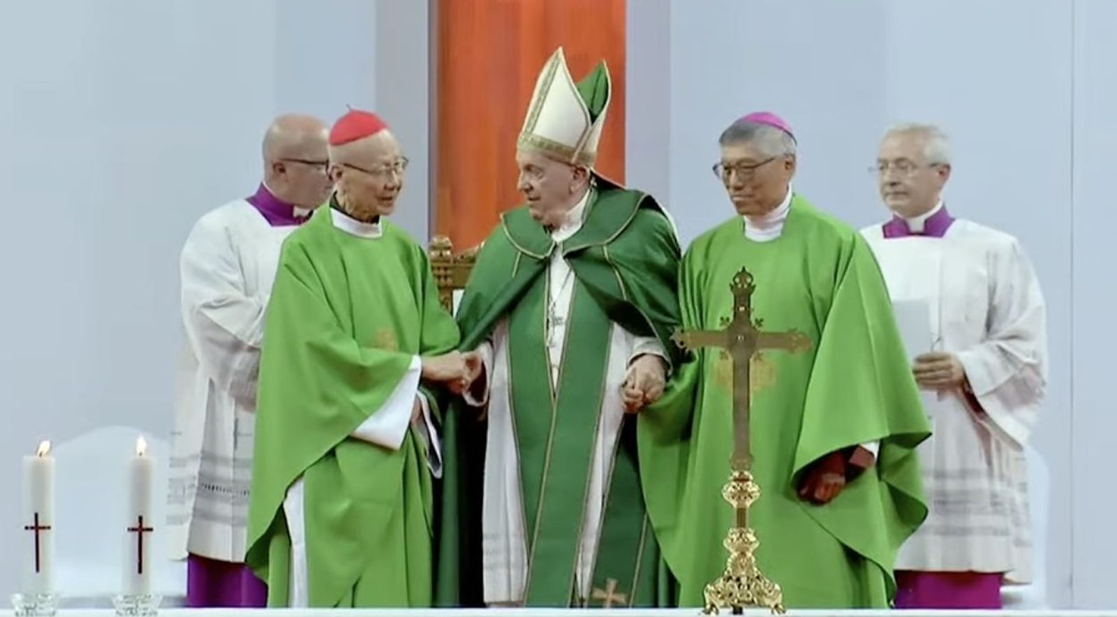 El Papa, con los obispos emérito y titular de Hong-Kong