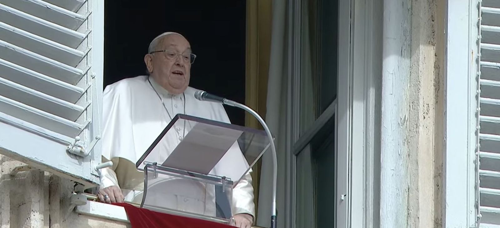 El Papa saluda a los fieles