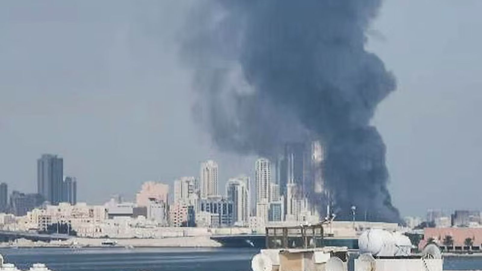 Columna de humo en Baréin
