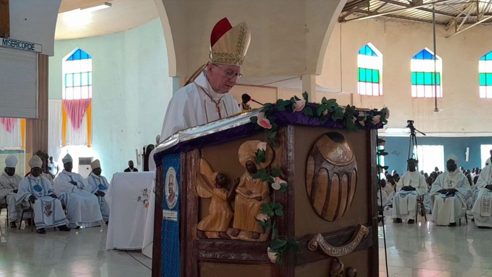 Celebración presidida por el cardenal Parolin en el santuario mariano de Yagma en Burkina Faso