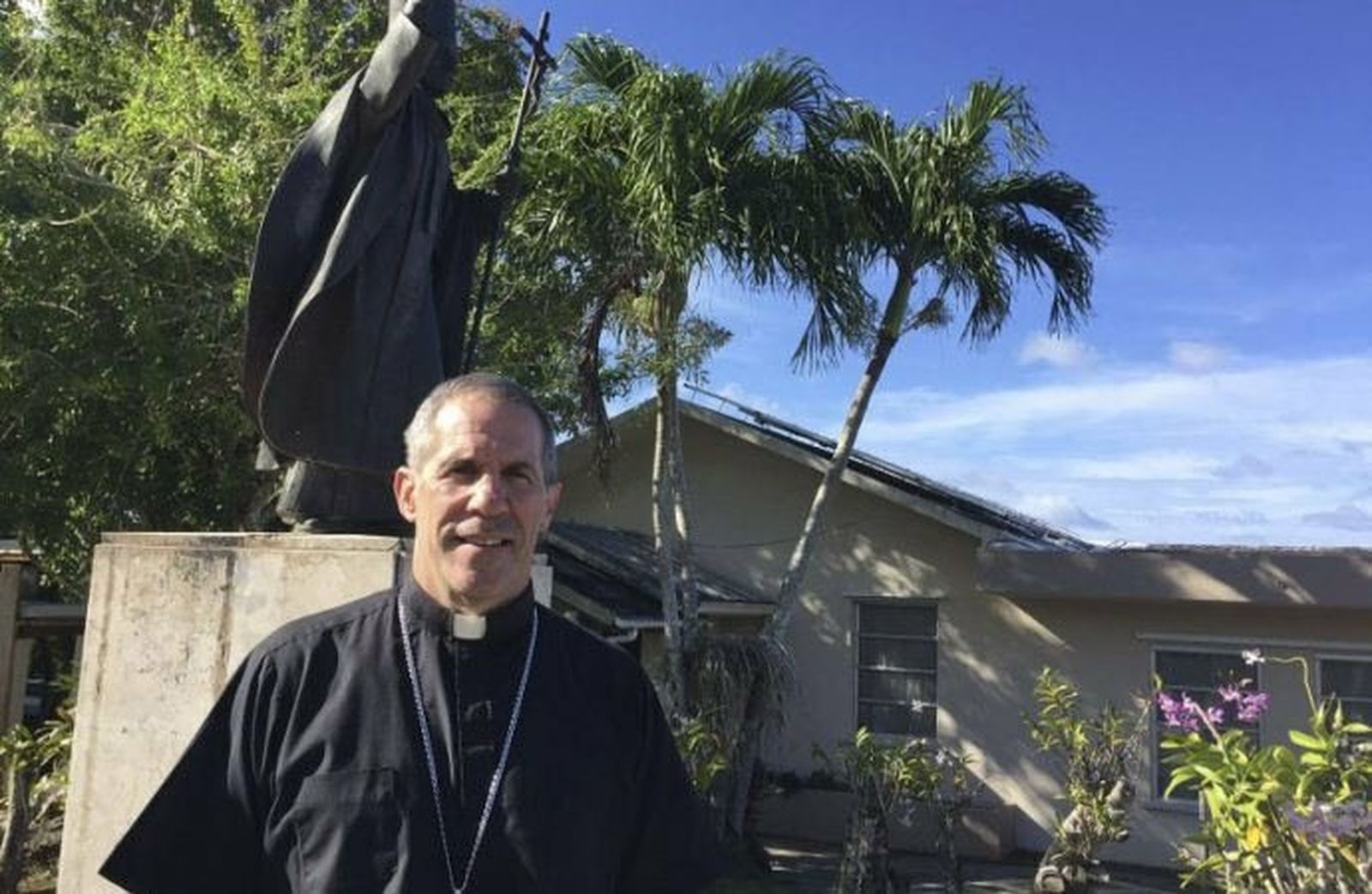 El arzobispo de Agaña, Guam, Michael J. Byrnes