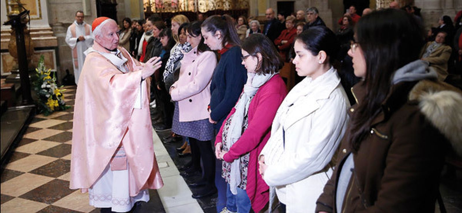 El cardenal Cañizares bendice a mujeres embarazadas