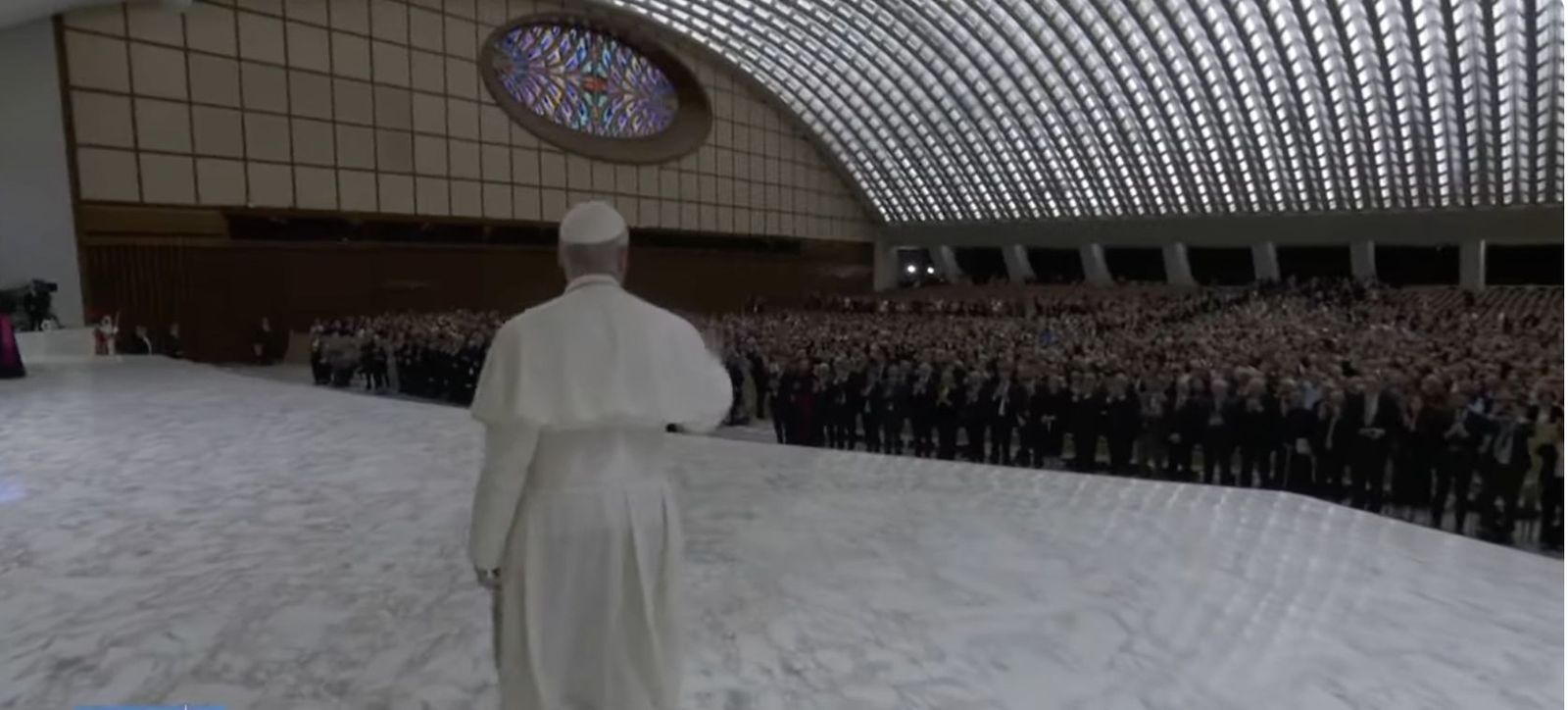 León XIV saluda a los periodistas