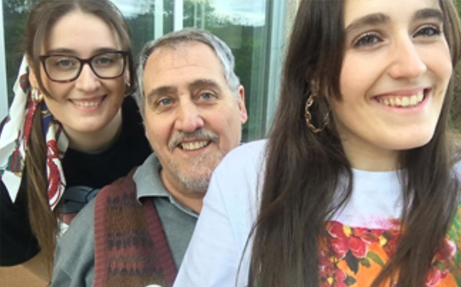 Gregorio Iglesias y sus hijas