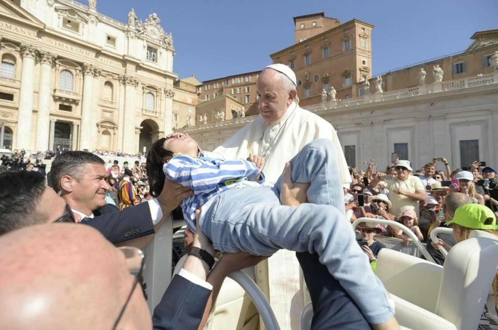 El Papa bendice hoy a un joven enfermo