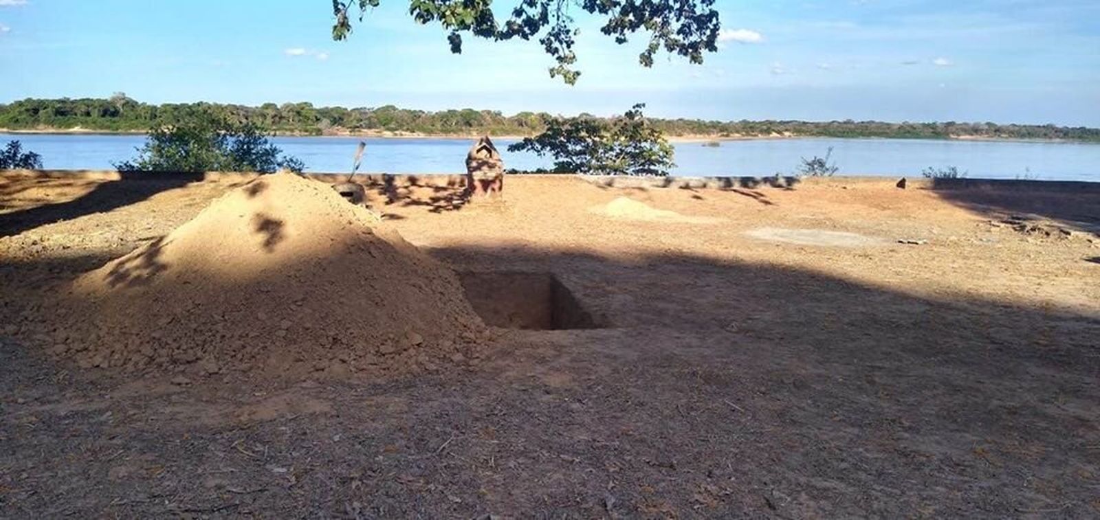 Pedro descansa a la orilla del Araguaia