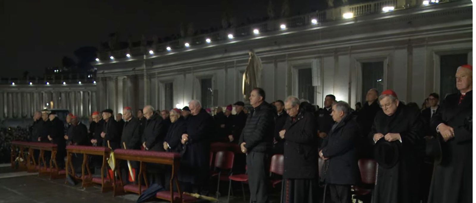 A la derecha, Müller, Burke y Becciu. Cerca, Artime y el resto de cardenales