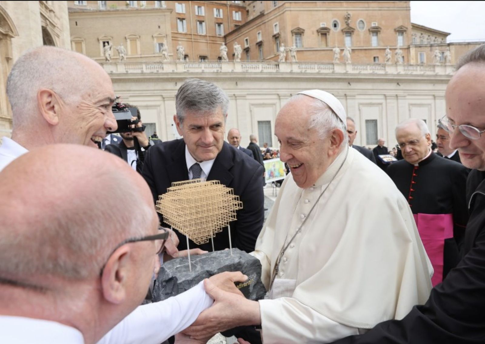 Las víctimas entregaron al Papa una escultura