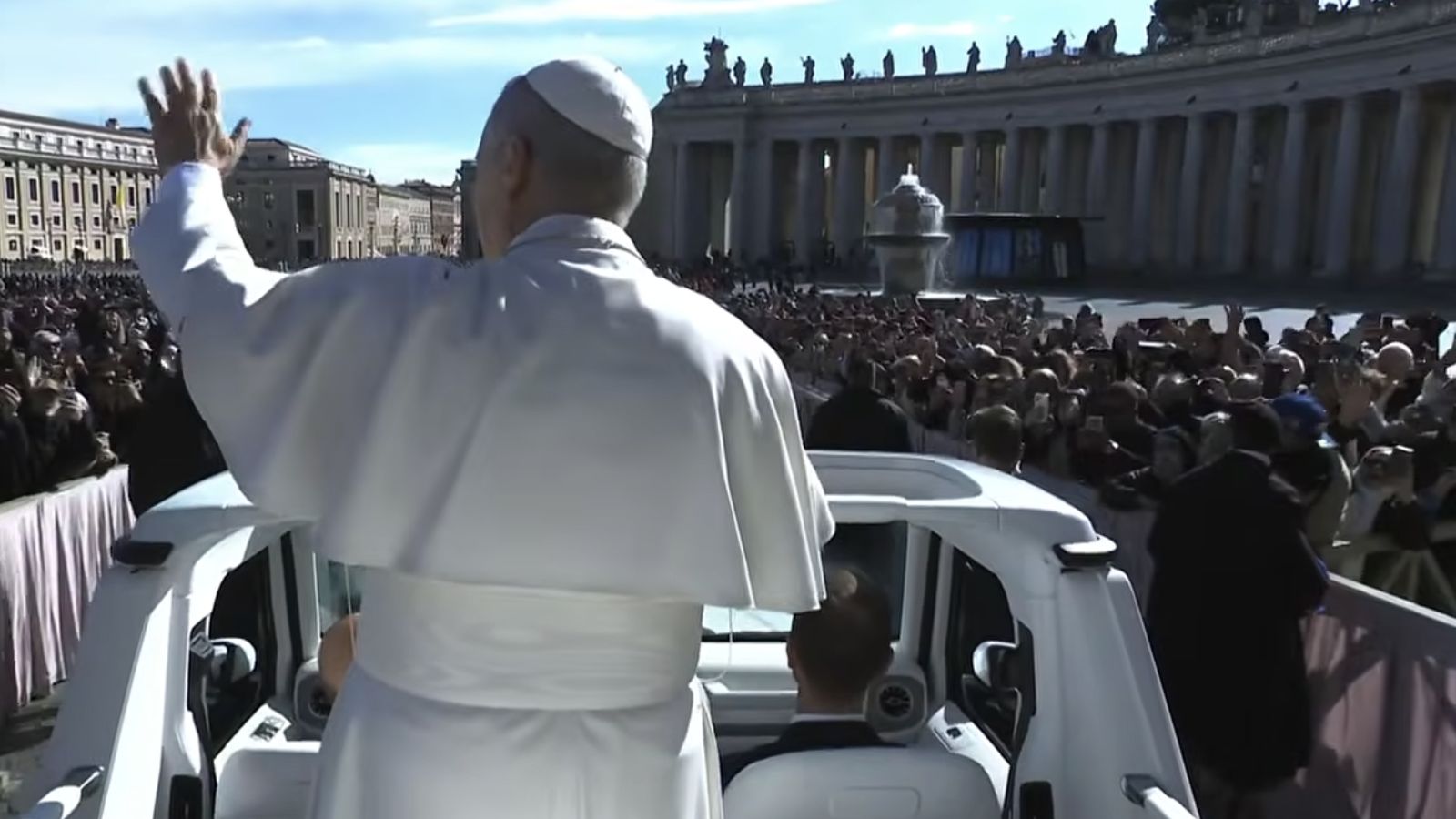 El Papa, en el papamóvil