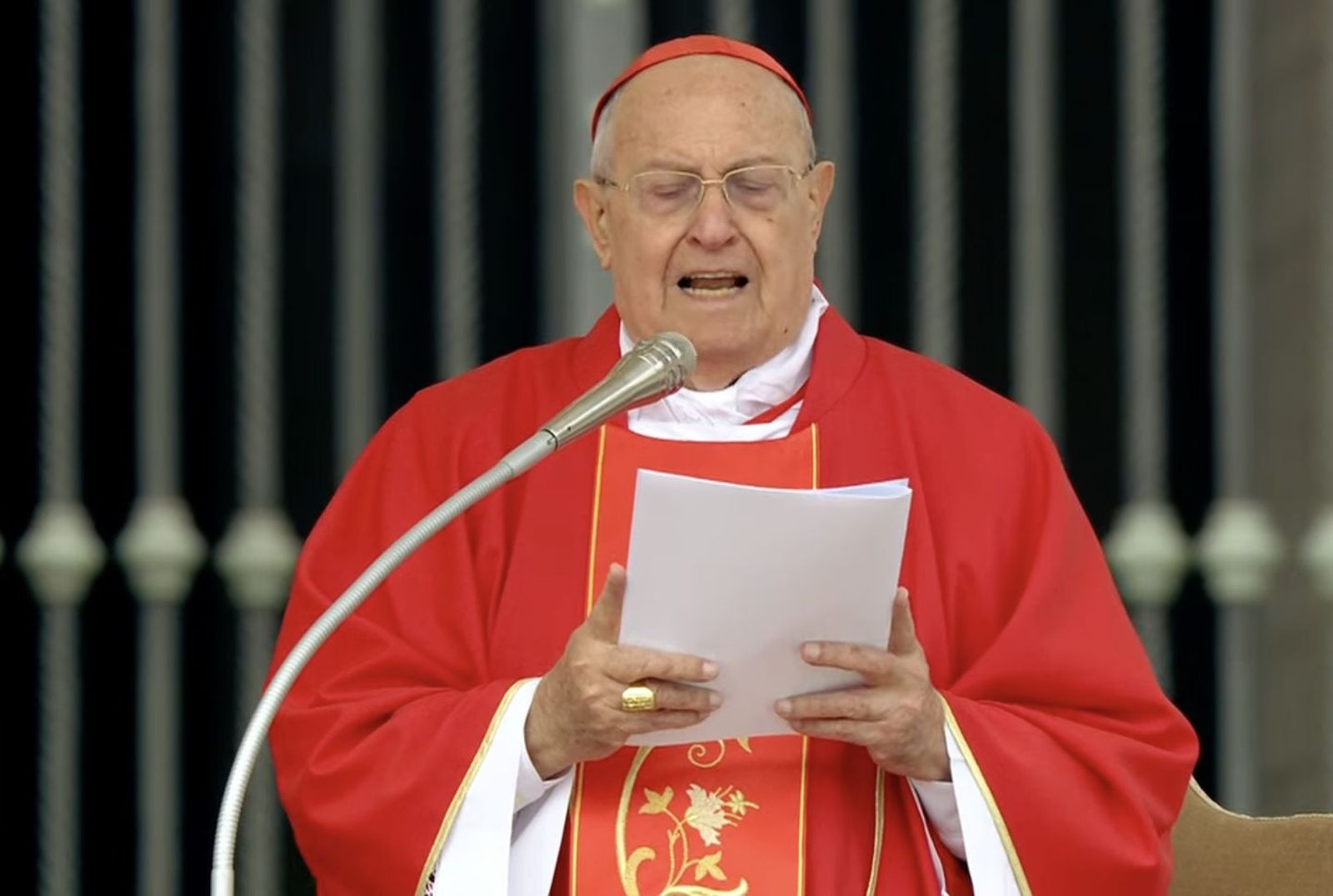 El cardenal Sandri pronuncia la homilía en nombre del Papa
