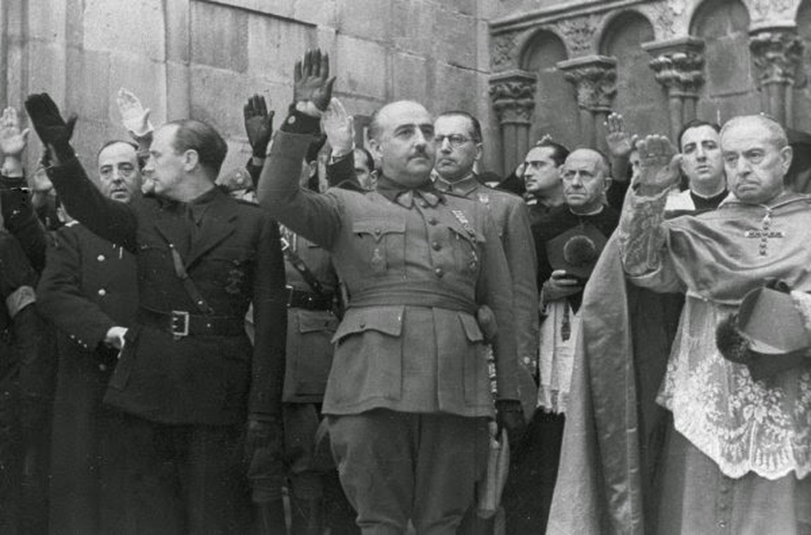 Franco, con Isido Gomá, puño en alto