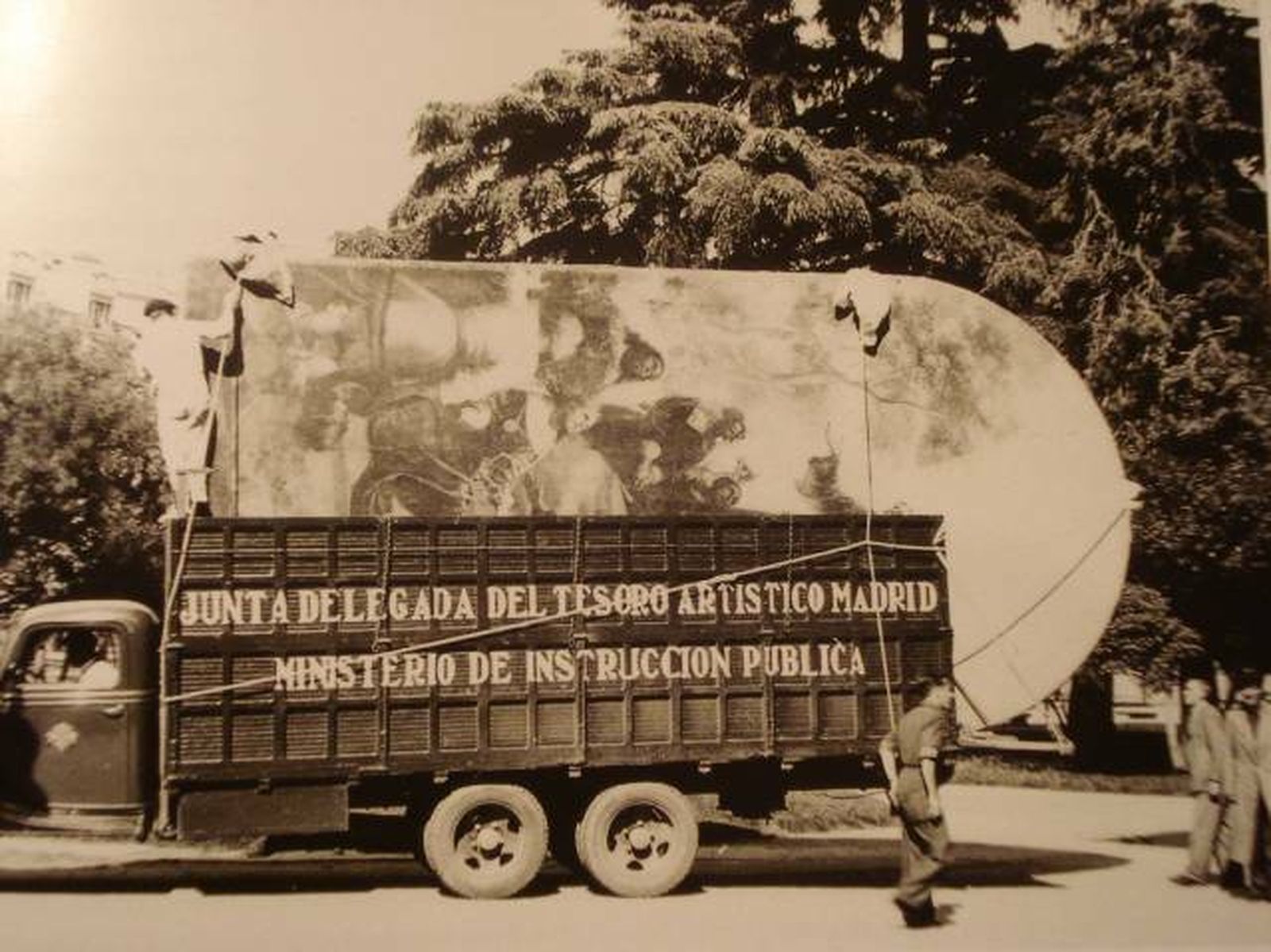 Traslado de una pintura religiosa durante la Guerra Civil