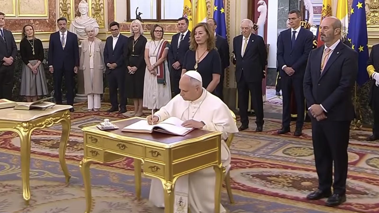 El Papa firma en el libro de honor del Congreso