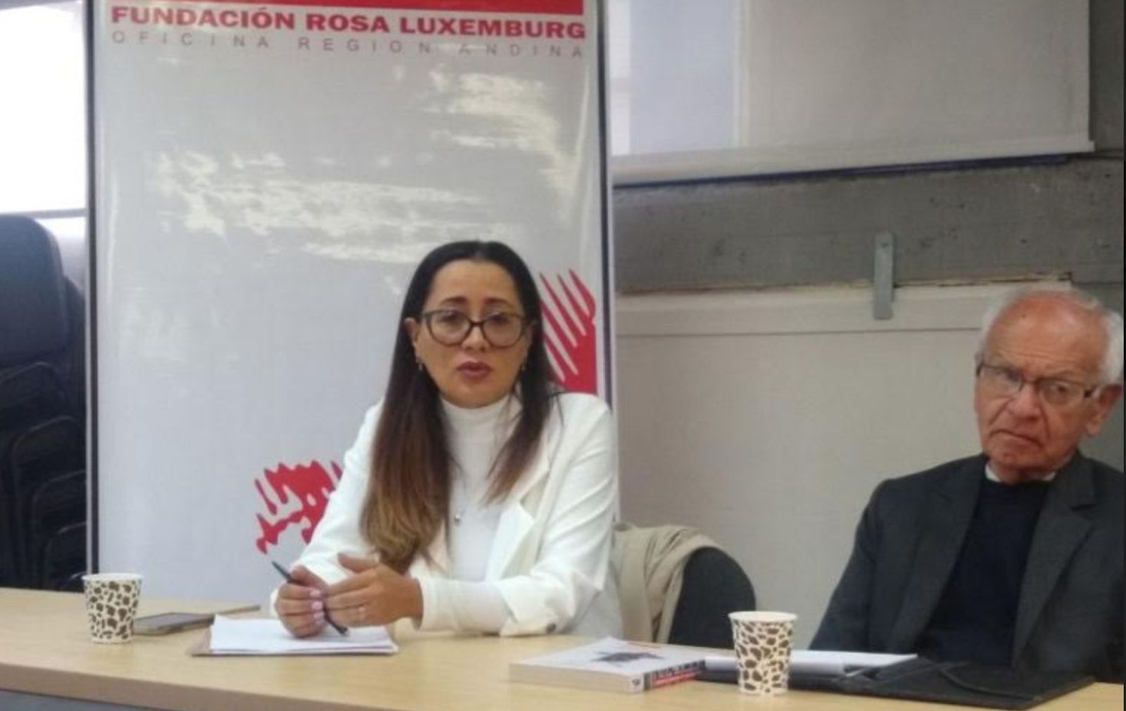 Alexandra Valencia y el jesuita Giraldo