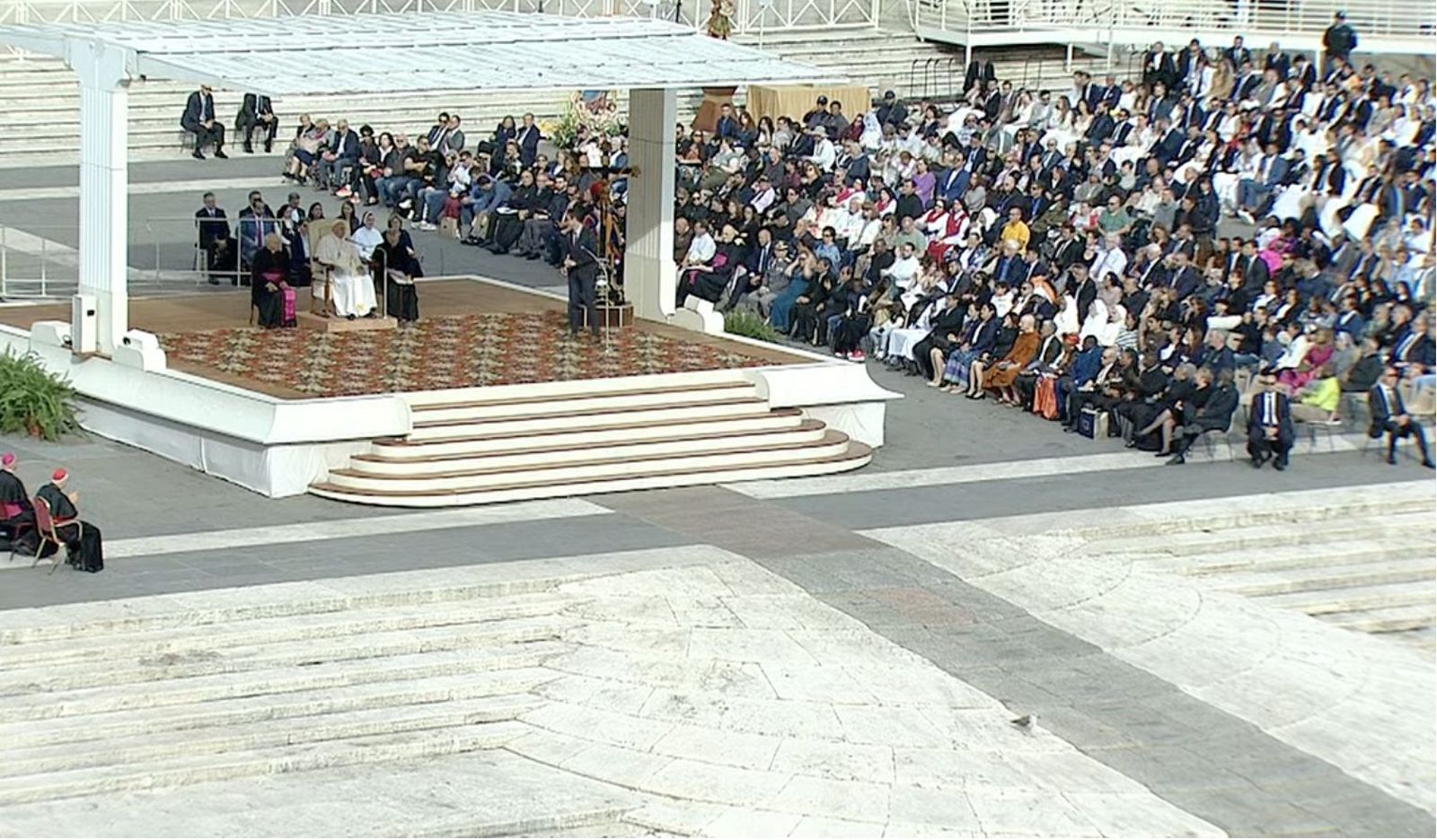Francisco, al comienzo de la audiencia geberal en la plaza de San Pedro