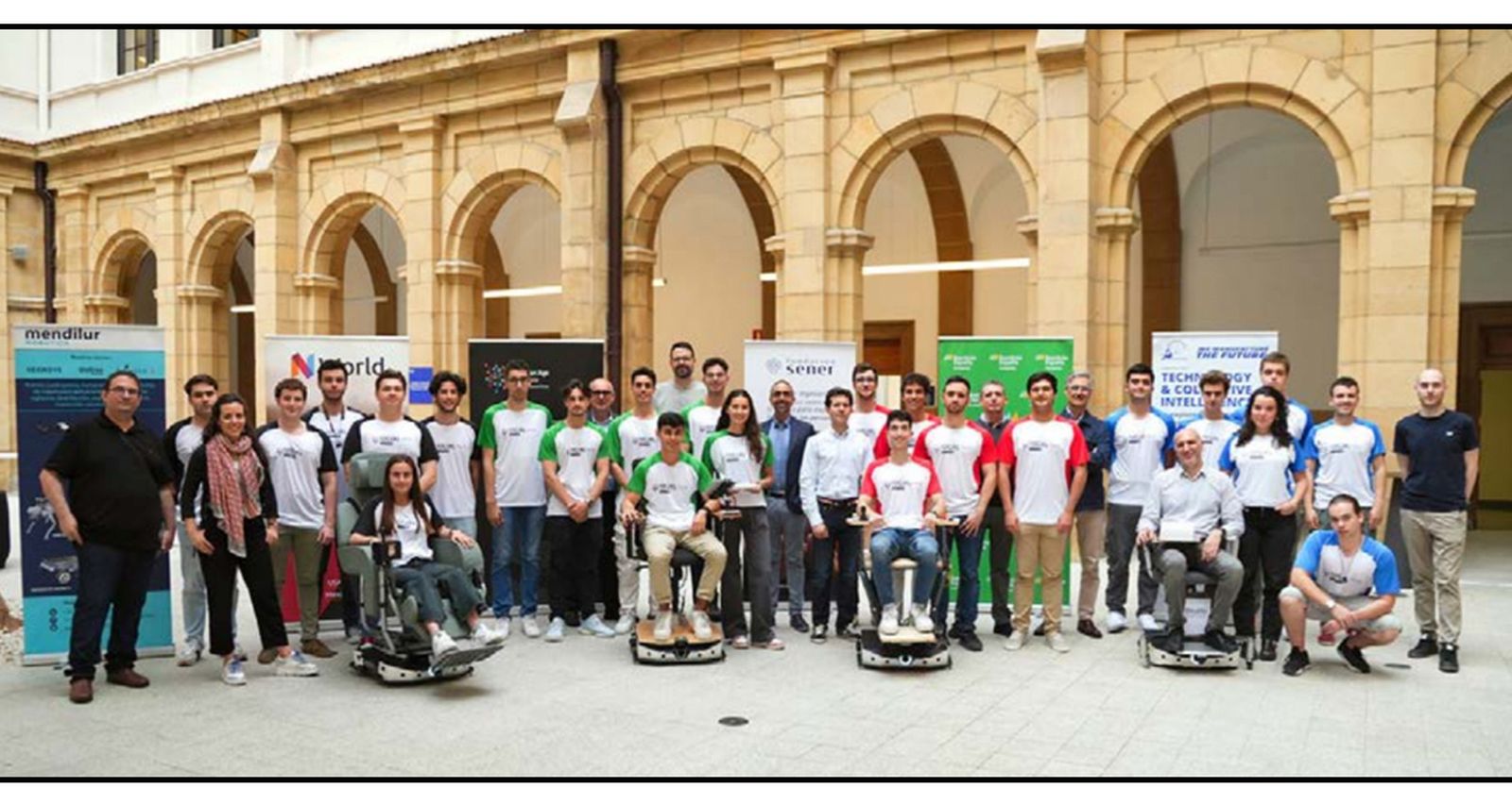 Los equipos de las distintas universidades con sus prototipos