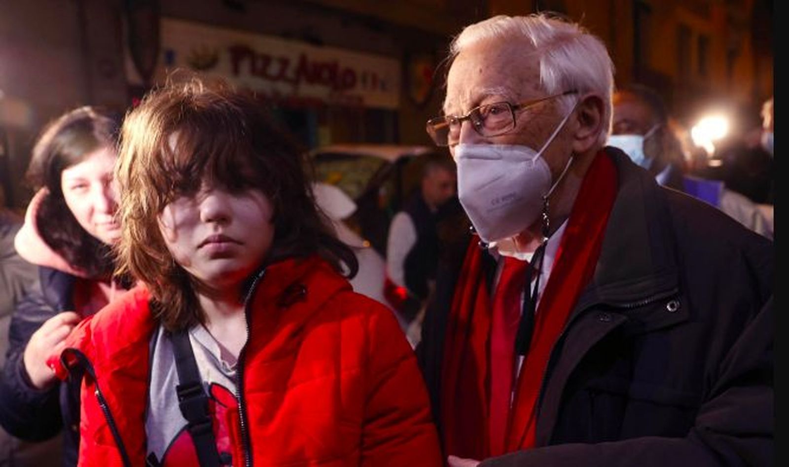 El padre Ángel, con una niña ucraniana, a su llegada a San Antón